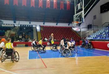 Lise Öğrencileri Tekerlekli Sandalye İle Basketbol Maçı Oynadı
