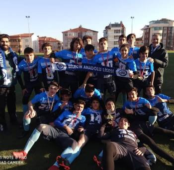 Liseler Arası Futbol Turnuvasının Şampiyonu 15 Temmuz Şehitler Anadolu Lisesi Oldu
