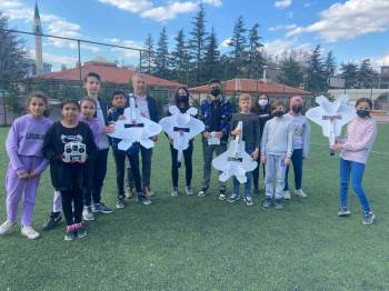 Liseli Ağabeyleri Ortaokul Öğrencilerine Model Uçak Yapmayı Öğretti
