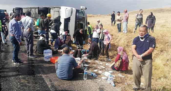 Malezyalı turistleri taşıyan tur otobüsü devrildi: 1 ölü, 29 yaralı