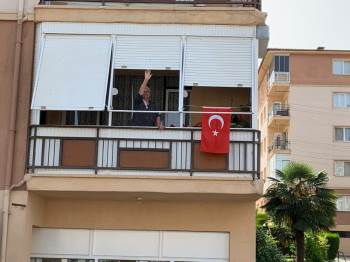Marşları Duyan Vatandaşlar Balkonlara Koştu
