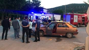Minibüs İle Otomobil Çarpıştı, 2 Kişi Yaralandı
