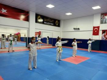 Minik Karateci Kızlar Antrenmanlara Tekrar Başladı
