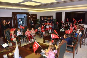 Miniklerden Başkan Bakkalcıoğlu’Na Bayram Kutlaması
