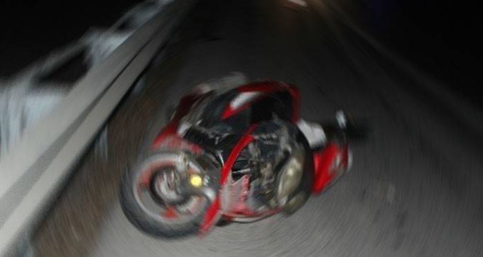 Motosiklet bariyere çarptı: 1 ölü