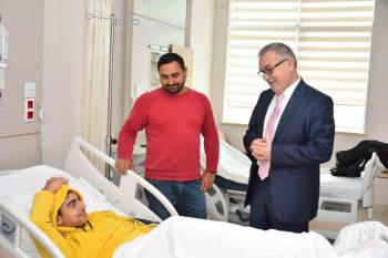 Müdür Akyol, Depremzede Öğrenci İle Hastanede Bir Araya Geldi
