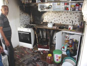 Mutfaktaki Yangını Köylüler Su Tankeri İle Söndürdü
