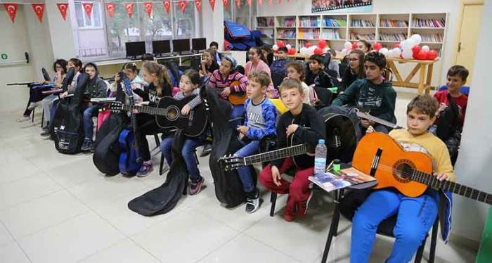 Odunpazarı Belediyesi’nden çocuklara gitar eğitimi