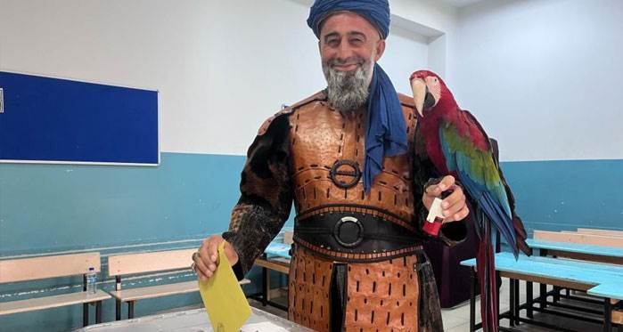 Omzunda papağanı ile oy verdi