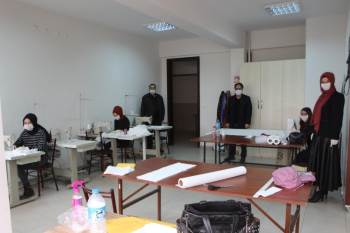 Osmaneli’De Gönüllü Öğretmenler 3D Yazıcı İle ’’Yüz Koruyucu Siperlik Ve Maske’’ Üretiyor
