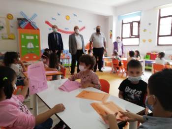 Osmaneli’De Kaymakam Ünal İle Belediye Başkanı Şahin Öğrencileri Ziyaret Etti
