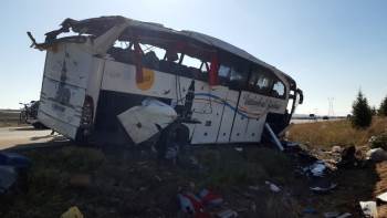 Otobüs devrildi: 1 ölü, 40 yaralı
