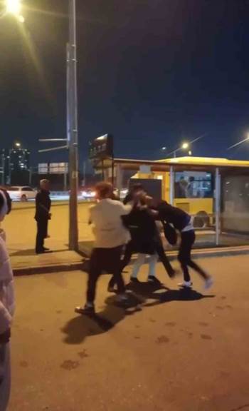 Otobüs şoförüyle yolcu kavga etti, cadde ringe döndü