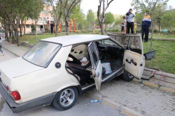 Otomobil Çocuk Parkının Duvarına Çarptı: 3 Yaralı
