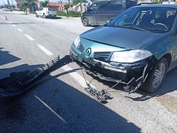 Otomobil Tır İle Çarpıştı, Şans Eseri Yaralanan Olmadı
