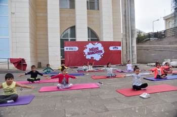 Pandemi Sürecinden Bunalan Çocuklar Yoga İle Rahatladılar

