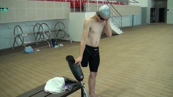 Paralimpik Sporcu Recep Tuna, Engelleri Aşarak Olimpiyatlara Yüzüyor
