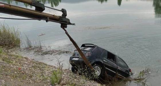 Park halindeki otomobil gölete uçtu: 3 ölü 