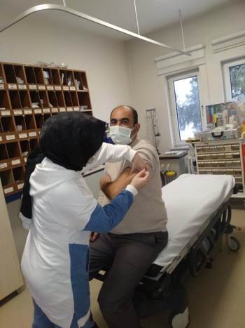 Pazaryeri’Nde Sağlık Çalışanlarına Korona Virüs Aşısı Vurulmaya Başlandı
