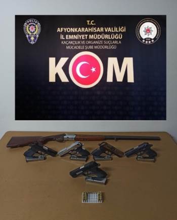 Polis Baskınlarında 5 Ruhsatsız Silah Ele Geçirildi
