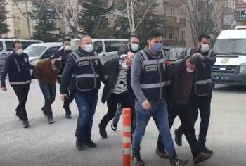 Polis Kılığında Eve Girip 6 Parça Değerli Taşı Gasp Ettiler
