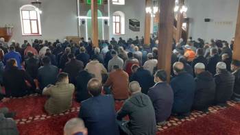 Ramazan Ayının İlik Cuma Namazında Camiler Doldu Taştı
