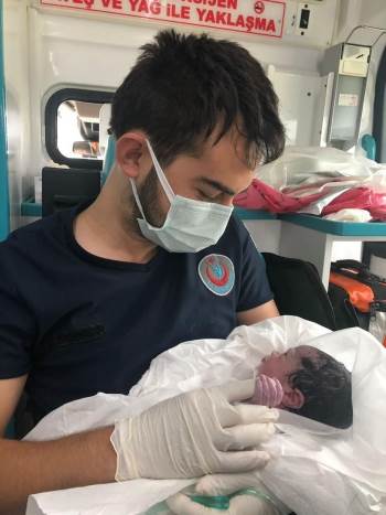 Sağlık Görevlileri Ambulansta Doğum Yaptırdı
