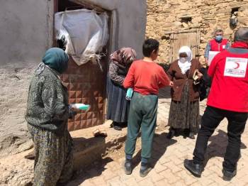 Şaphane’De Türk Kızılayı Köylerde İhtiyaç Sahibi Ailelere Ulaşıyor
