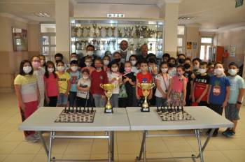 Satranç Şampiyonasında Kupa Sevinci
