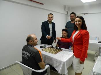 Satranç Turnuvası Başladı, İlçe Panayır Alanına Döndü
