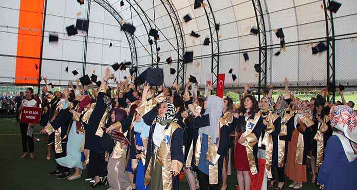 Şeyh Edebali'de mezuniyet sevinci