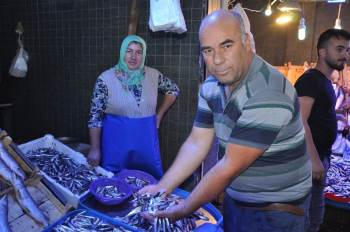 Simav Balık Pazarındaki Tezgâhlar Doldu, Ancak Fiyatlarda Beklenen Düşüş Görülmedi

