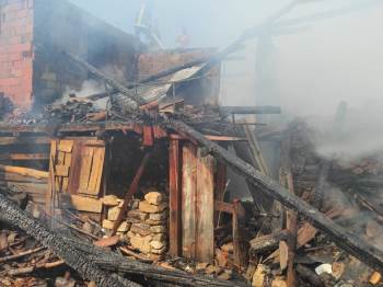 Simav’Da Çıkan Yangında Bir Ev Tamamen Yandı
