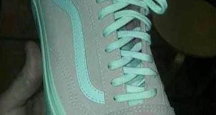Sosyal medyayı ikiye böldü: Bu ayakkabı ne renk?