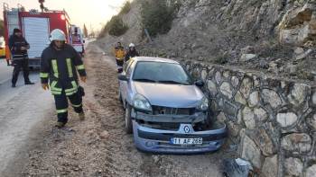 Sürücü Direksiyon Hâkimiyetini Kaybetti, Otomobil İstinat Duvarına Çarparak Durabildi
