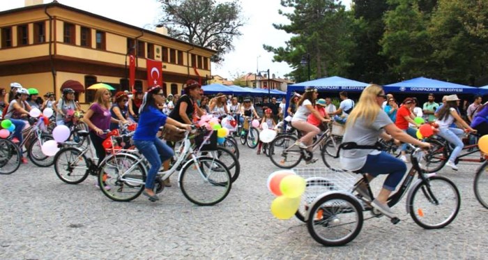 Süslü kadınlar Eskişehir'de bisiklet turuna çıkıyor