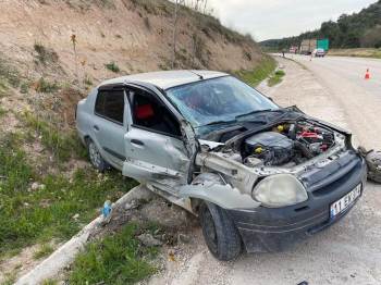 Tali Yoldan Kontrolsüz Çıkan Otomobile Tır Çarptı, 1 Kişi Yaralandı

