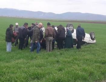 Tarım Arazisine Devrilen Otomobilde 4 Kişi Yaralandı
