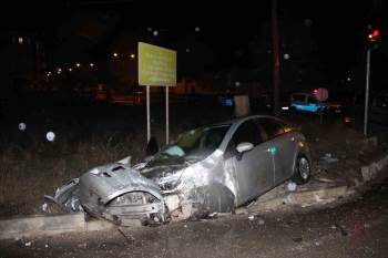 Tırla Çarpışıp Hurdaya Dönen Otomobilde 2 Kişi Yaralandı
