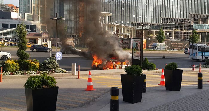 Trafik polisinin arabası alev alev yandı