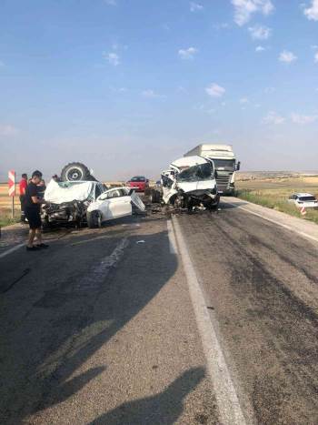 Traktör, Otomobil Ve Minibüsün Karıştığı Kazada Ölü Ve Yaralılar Var
