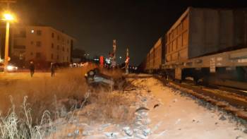 Tren Hemzemin Geçitte Otomobile Çarptı: Yaralılar Var

