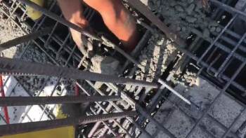 Üzerine Yanlışlıkla Beton Dökülen Yavru Kedi İşçiler Tarafından Kurtarıldı
