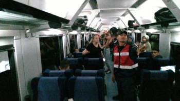Yanında Getirdiği Evcil Hayvan İçin Kavga Eden Kadın, Trene 2 Saat Rötar Yaptırdı, Yüzlerce Kişi Mağdur Oldu
