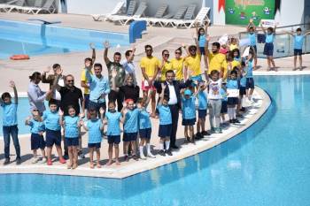 Yaz Spor Okulunu Tamamlayan Yüzücüler Sertifikalarını Aldı
