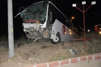Yoldan Çıkarak Tarlaya Giren Yolcu Otobüsünde 25 Kişi Yaralandı
