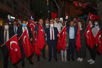 Zafer Bayramı’Nda Türk Bayrağı Dağıttılar
