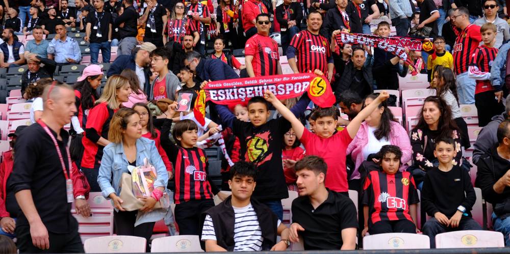 Eskişehirspor'un geleceği tribünlerde parladı…