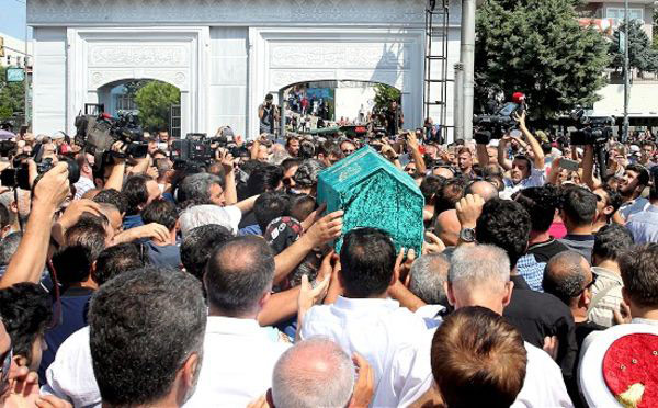 Vatan Şaşmaz'ın cenazesinde büyük ayıp