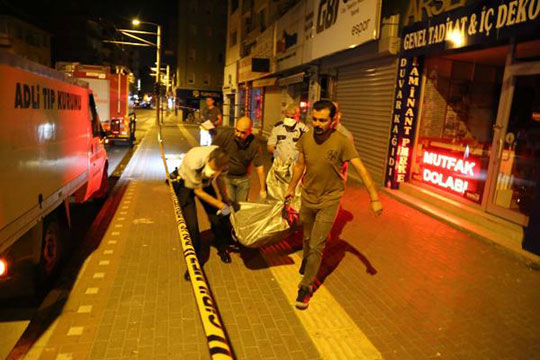 Bursa'da polis yanarak can verdi